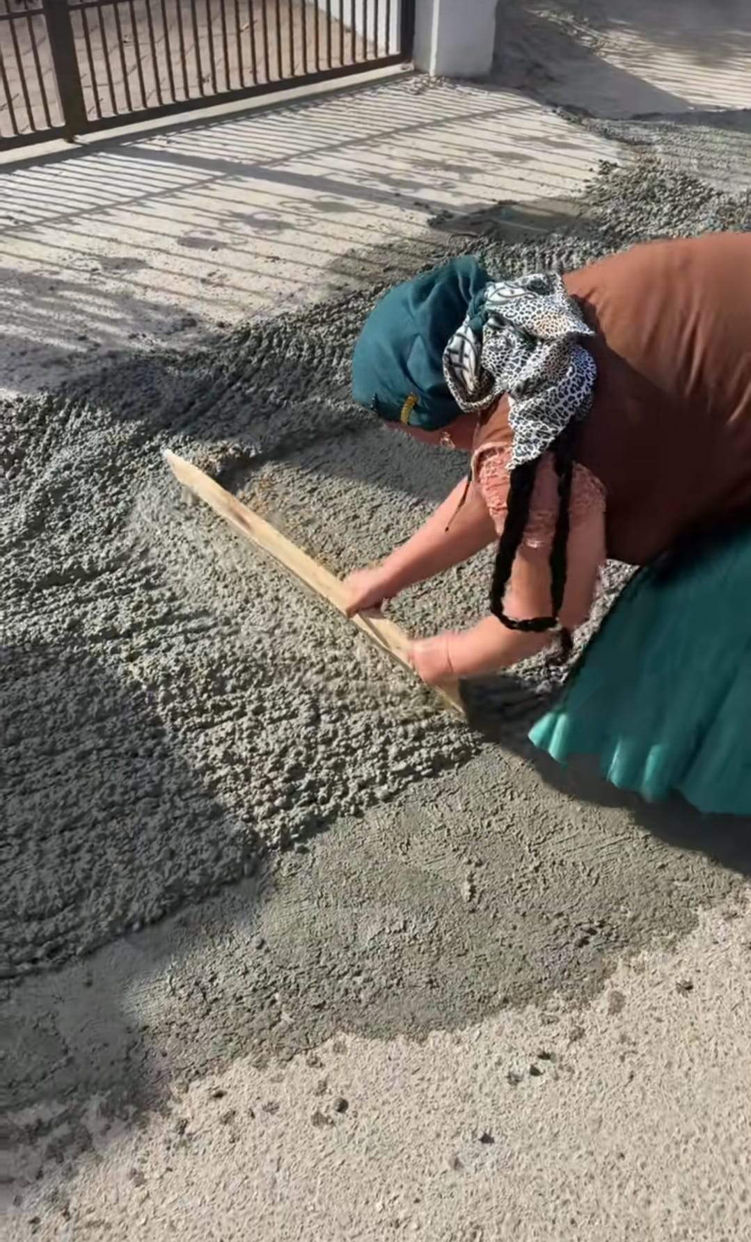 Se întâmplă în România! Două doamne și-au asfaltat singure strada, pe tocuri! Nu au mai așteptat după primărie