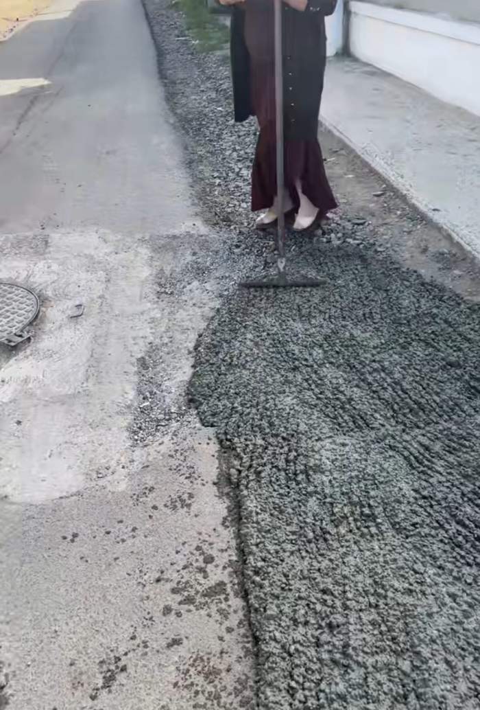 Se întâmplă în România! Două doamne și-au asfaltat singure strada, pe tocuri! Nu au mai așteptat după primărie