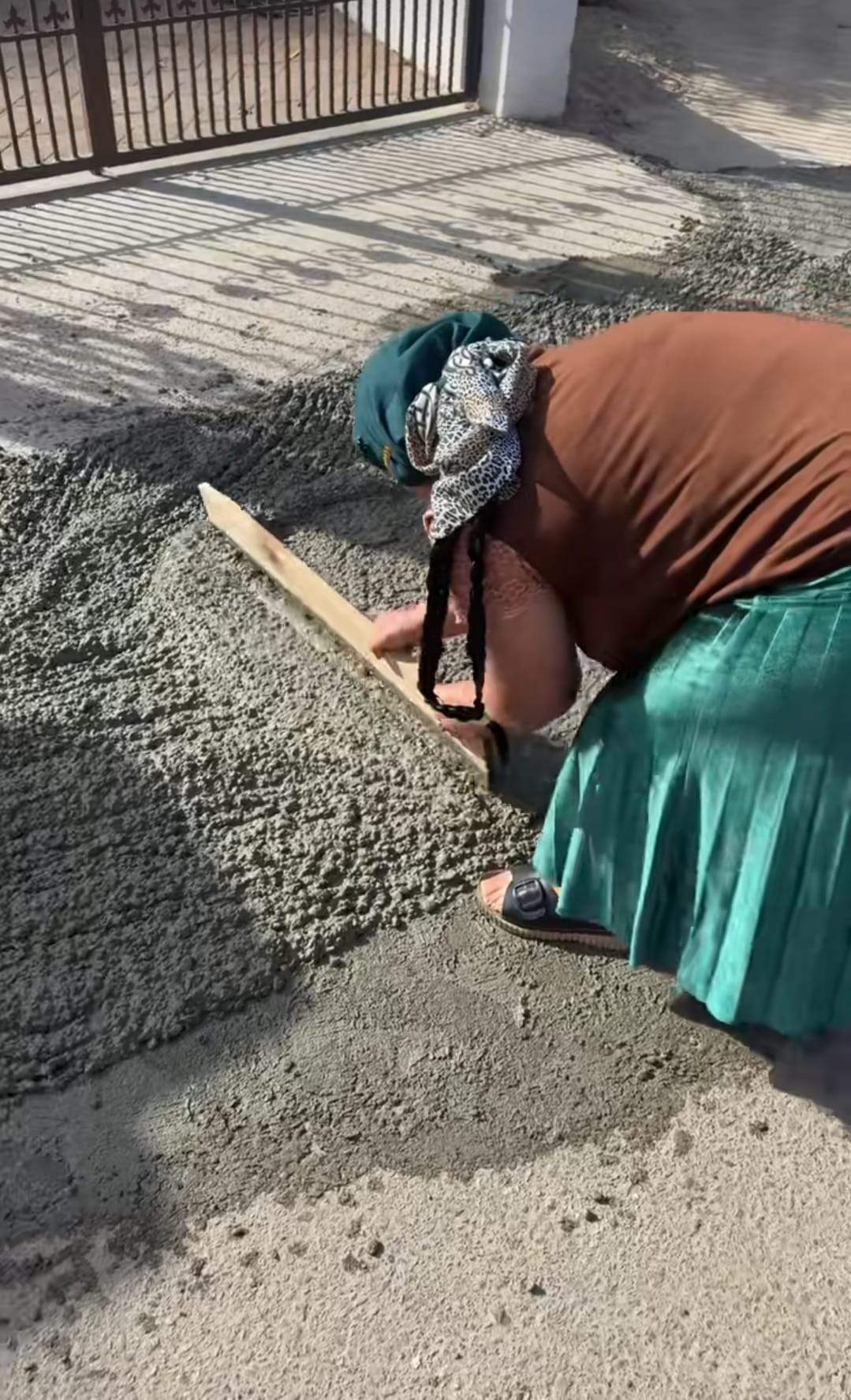 Se întâmplă în România! Două doamne și-au asfaltat singure strada, pe tocuri! Nu au mai așteptat după primărie