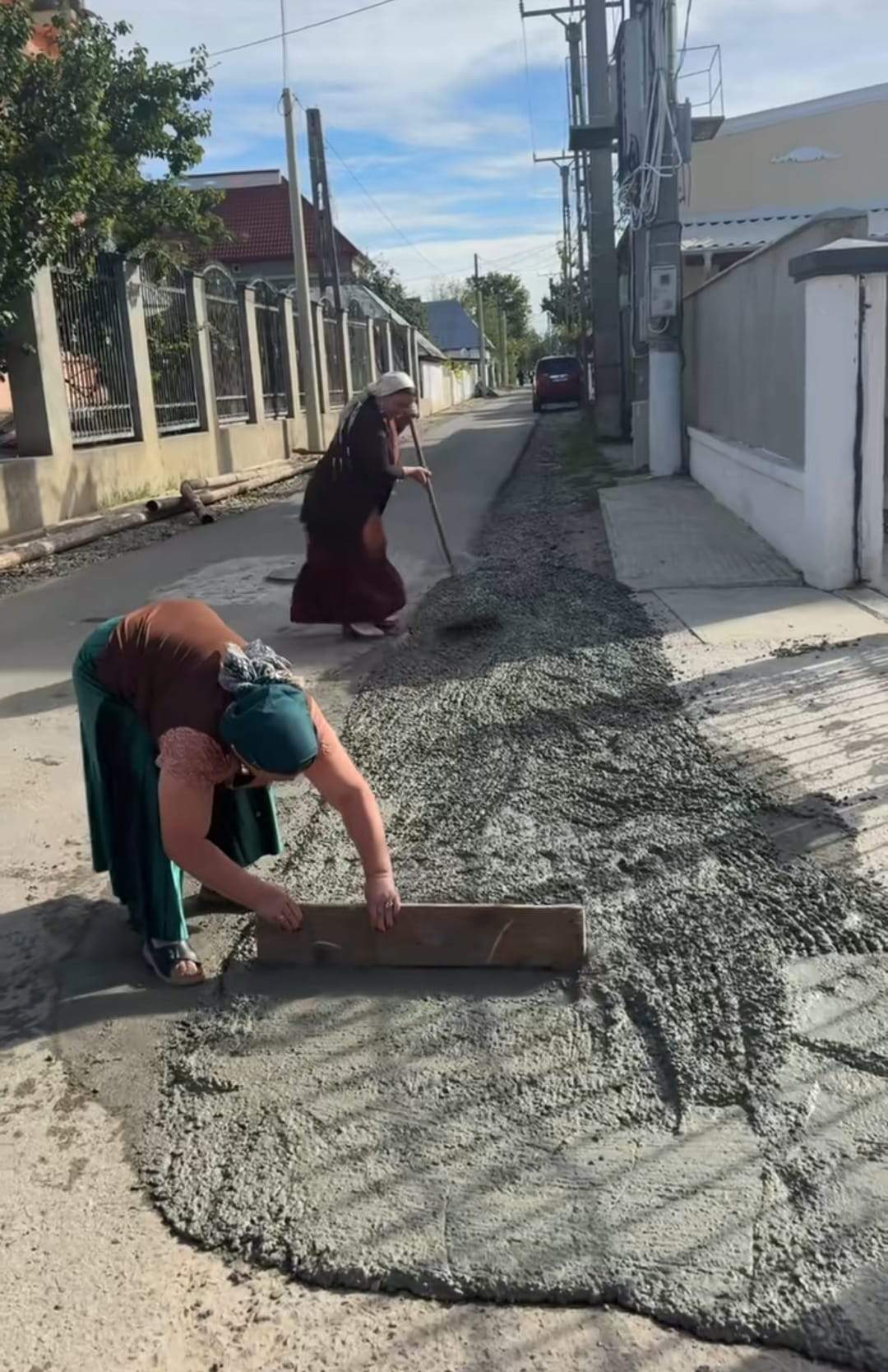 Se întâmplă în România! Două doamne și-au asfaltat singure strada, pe tocuri! Nu au mai așteptat după primărie
