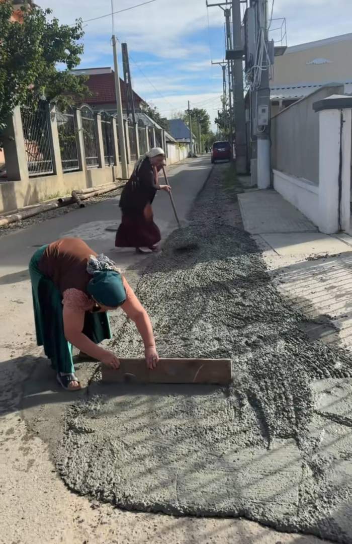 Se întâmplă în România! Două doamne și-au asfaltat singure strada, pe tocuri! Nu au mai așteptat după primărie