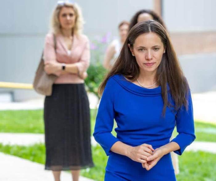 Mirabela Grădinaru, în rochie albastră