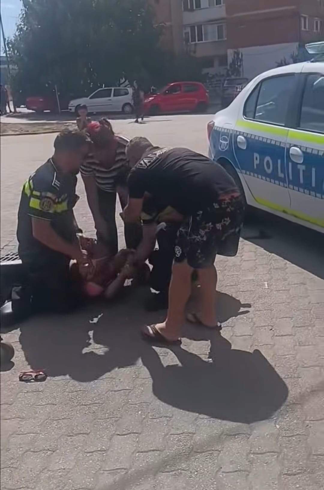 Scandal în fața unui supermarket din Arad! Două femei s-au bătut cu polițiștii și au fost încătușate