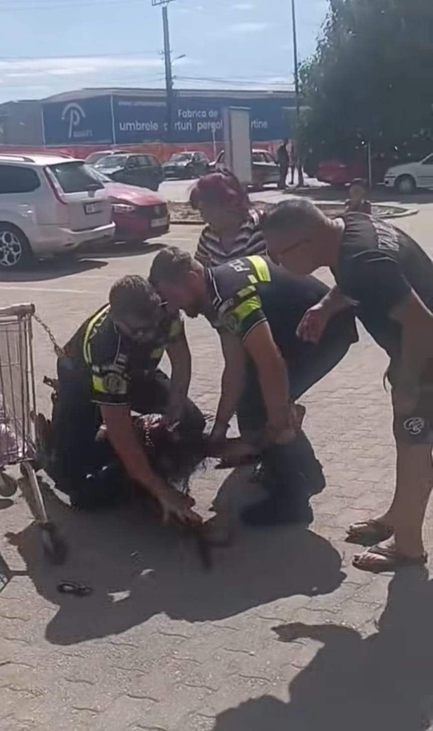 Scandal în fața unui supermarket din Arad! Două femei s-au bătut cu polițiștii și au fost încătușate