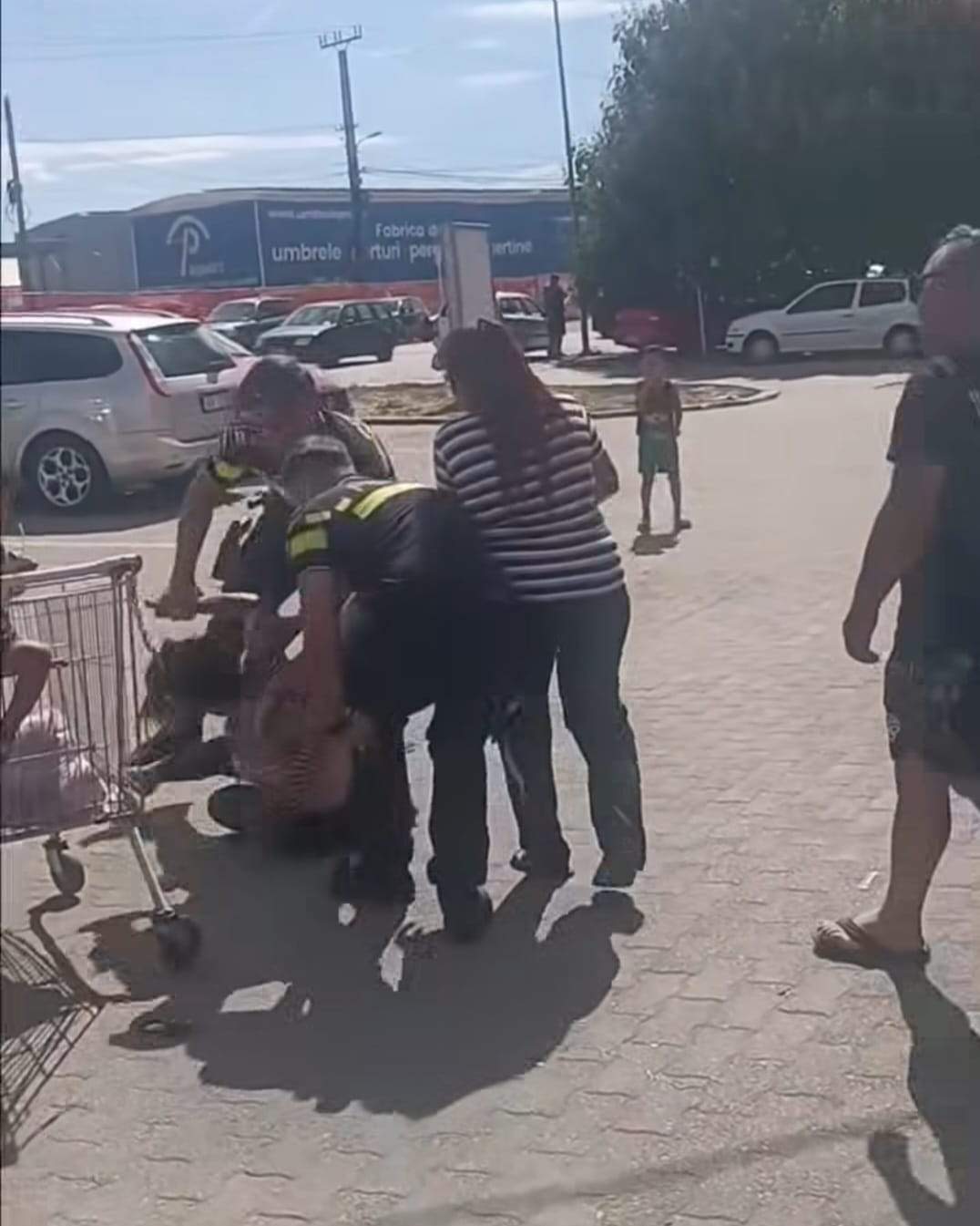 Scandal în fața unui supermarket din Arad! Două femei s-au bătut cu polițiștii și au fost încătușate