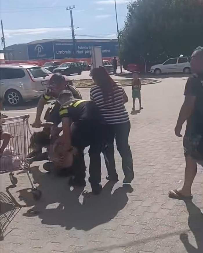 Scandal în fața unui supermarket din Arad! Două femei s-au bătut cu polițiștii și au fost încătușate