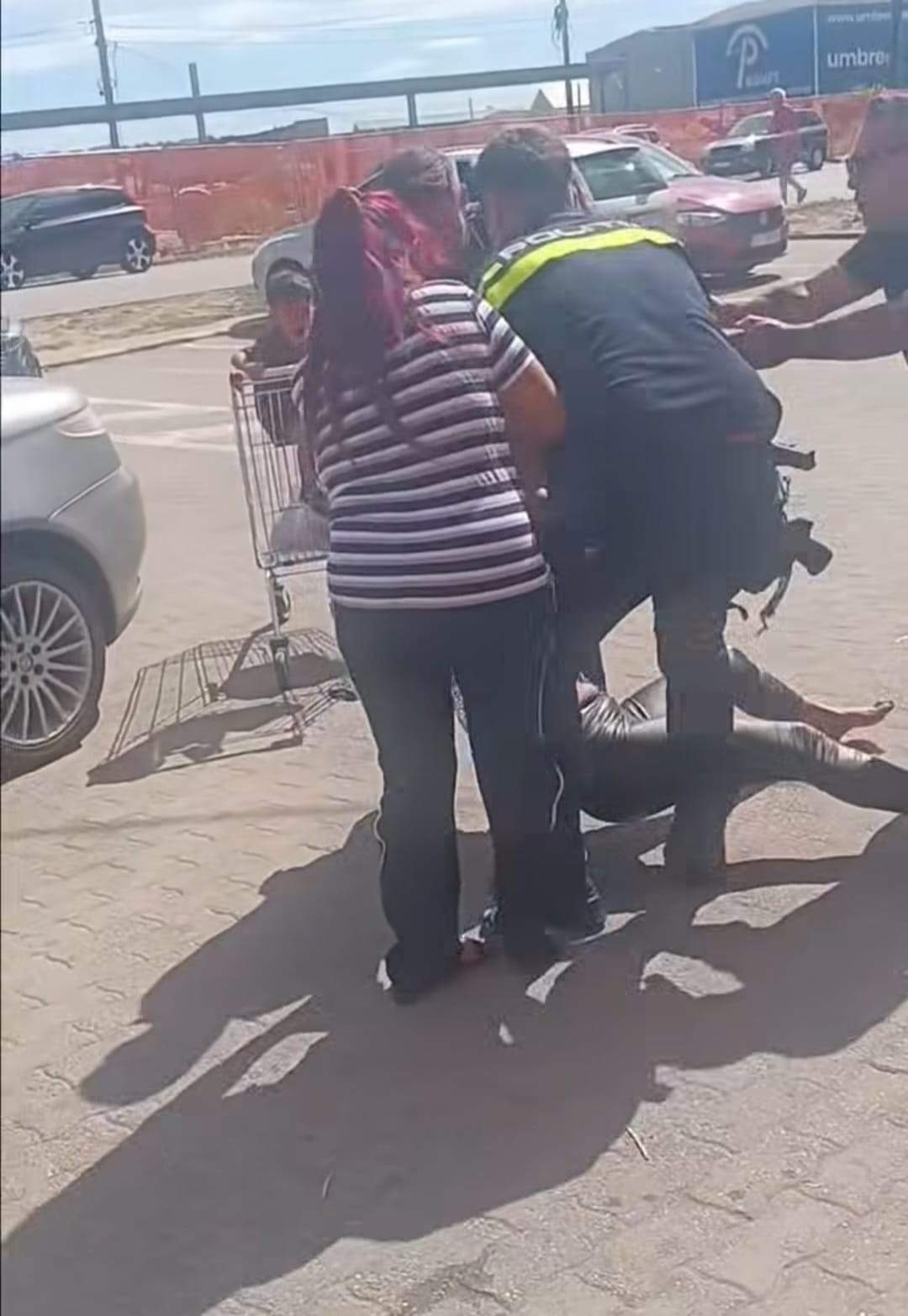 Scandal în fața unui supermarket din Arad! Două femei s-au bătut cu polițiștii și au fost încătușate