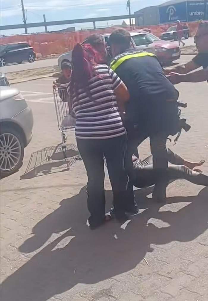 Scandal în fața unui supermarket din Arad! Două femei s-au bătut cu polițiștii și au fost încătușate