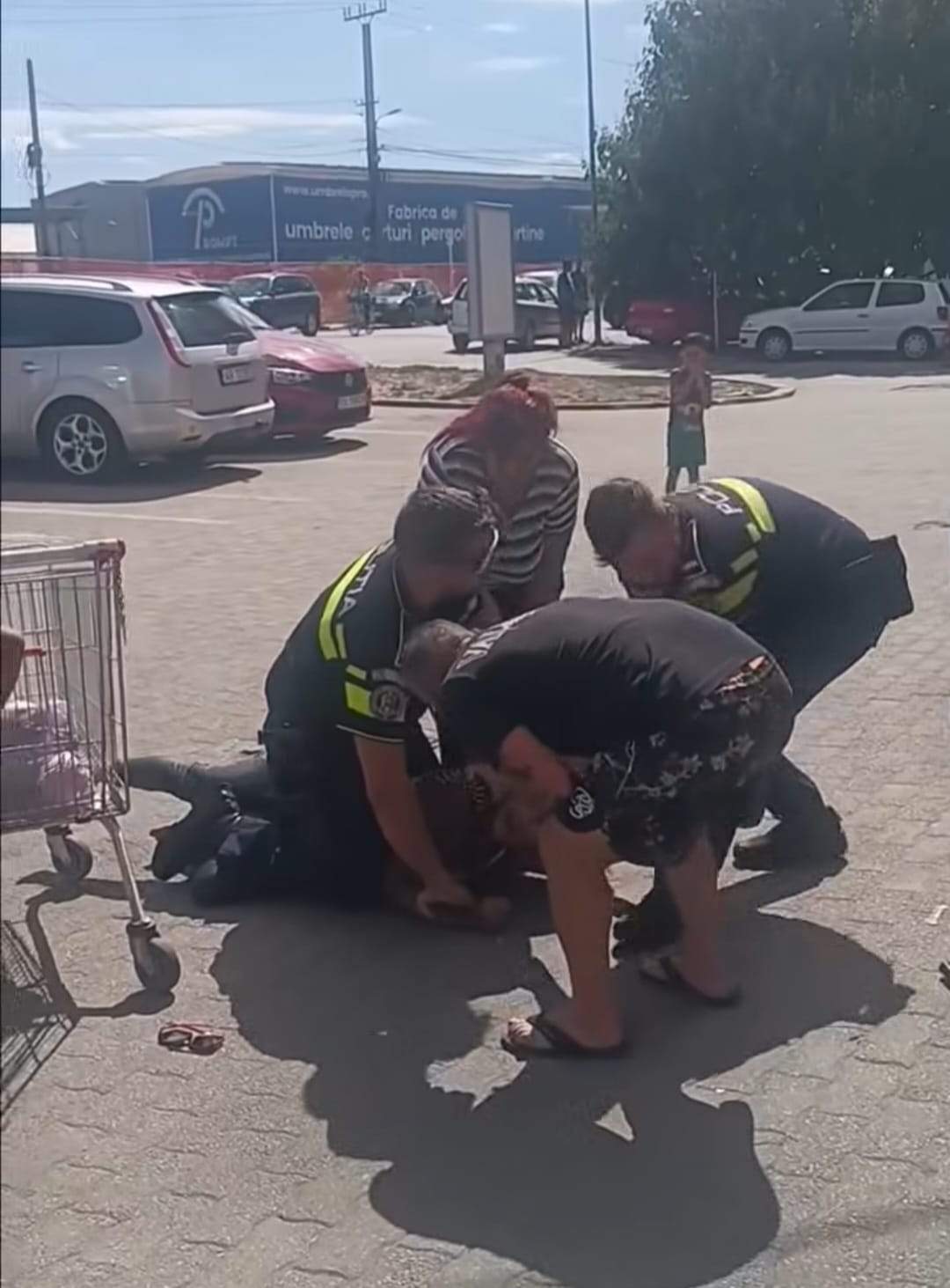 Scandal în fața unui supermarket din Arad! Două femei s-au bătut cu polițiștii și au fost încătușate