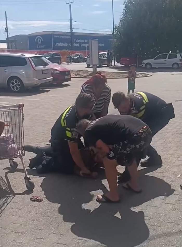 Scandal în fața unui supermarket din Arad! Două femei s-au bătut cu polițiștii și au fost încătușate