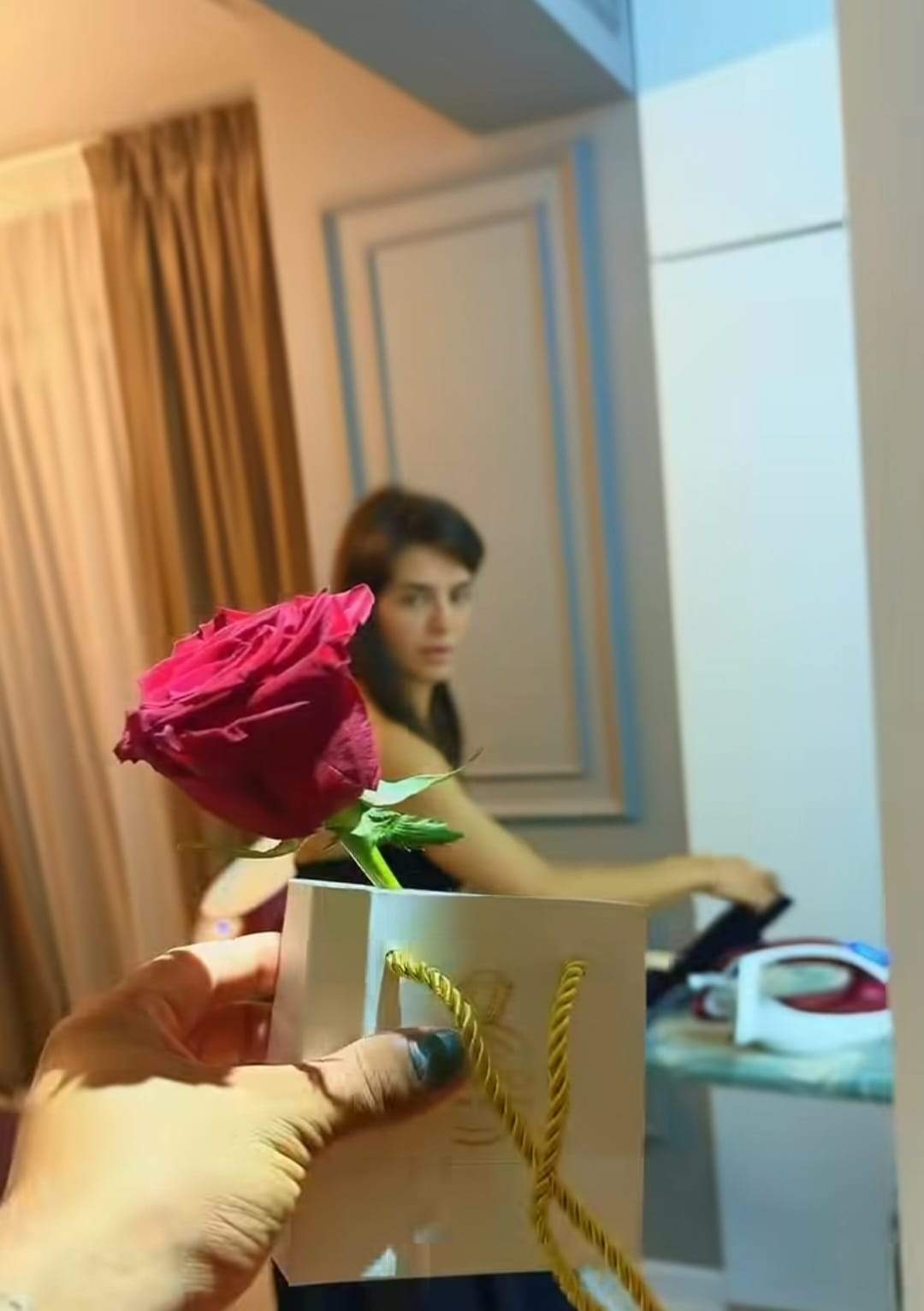 Jador i-a pregătit un cadou special soției sale, de ziua ei de naștere! Reacția Oanei când a văzut ce se ascunde în cutiuță