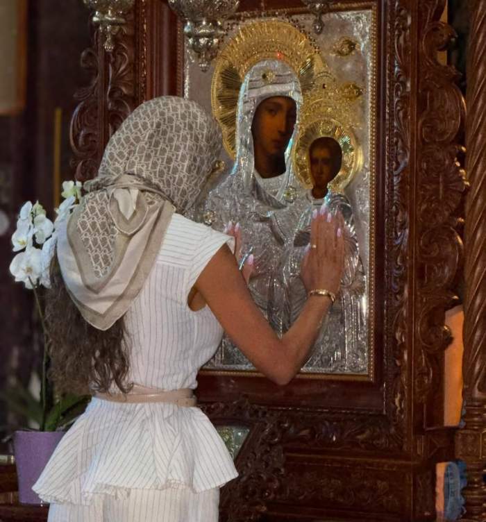 Bianca Drăgușanu a fost surprinsă într-o ipostază surprinzătoare la biserică! Ce a declarat vedeta: ”M-am pozat în toate locurile”