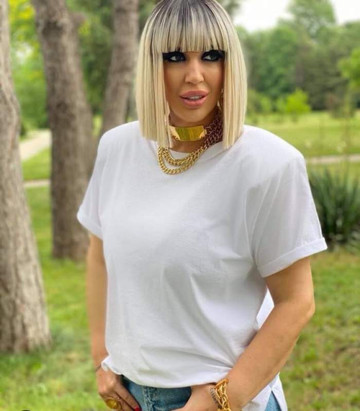 raluca badulescu in tricou alb