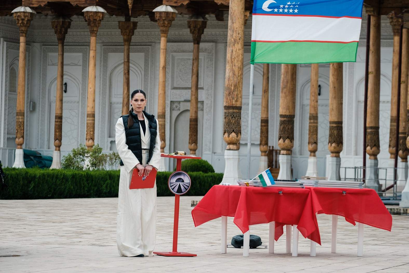 Cea de-a doua ediție Asia Express – Drumul Mătăsii, lider incontestabil de audiență! Diseară, noapte complicată pentru Loredana Chivu în Uzbekistan: „Mă ia panica pe străzile astea! De trei ore căutăm cazare și nu am găsit nimic!”