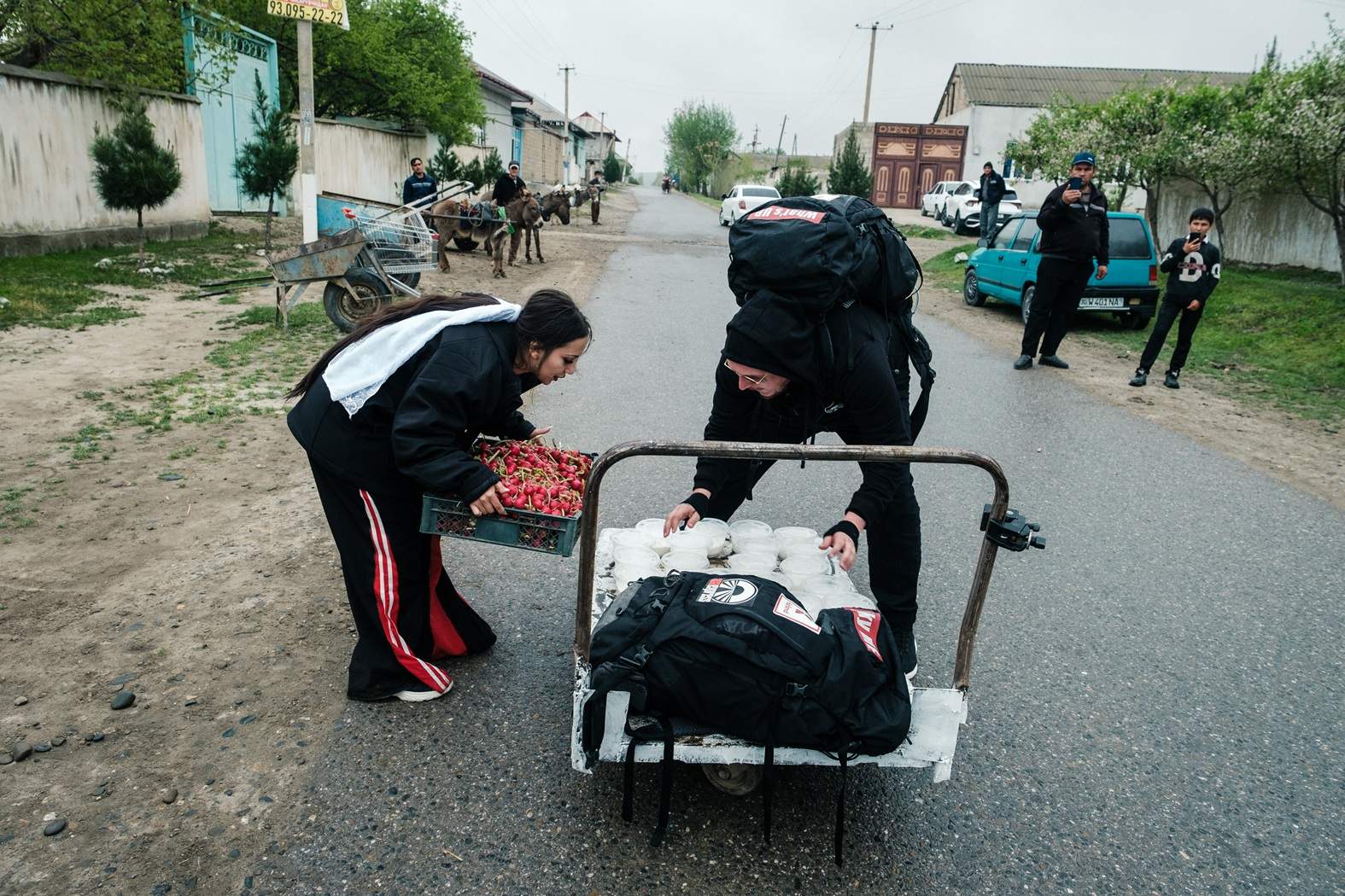 Cea de-a doua ediție Asia Express – Drumul Mătăsii, lider incontestabil de audiență! Diseară, noapte complicată pentru Loredana Chivu în Uzbekistan: „Mă ia panica pe străzile astea! De trei ore căutăm cazare și nu am găsit nimic!”