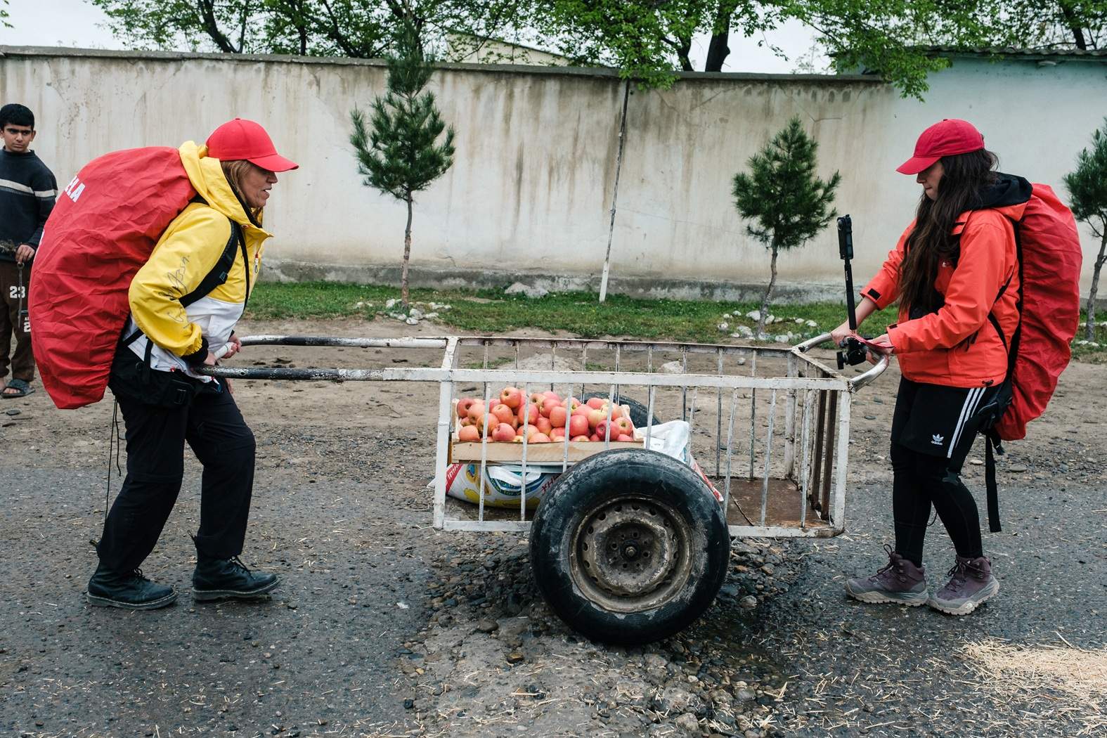 Cea de-a doua ediție Asia Express – Drumul Mătăsii, lider incontestabil de audiență! Diseară, noapte complicată pentru Loredana Chivu în Uzbekistan: „Mă ia panica pe străzile astea! De trei ore căutăm cazare și nu am găsit nimic!”