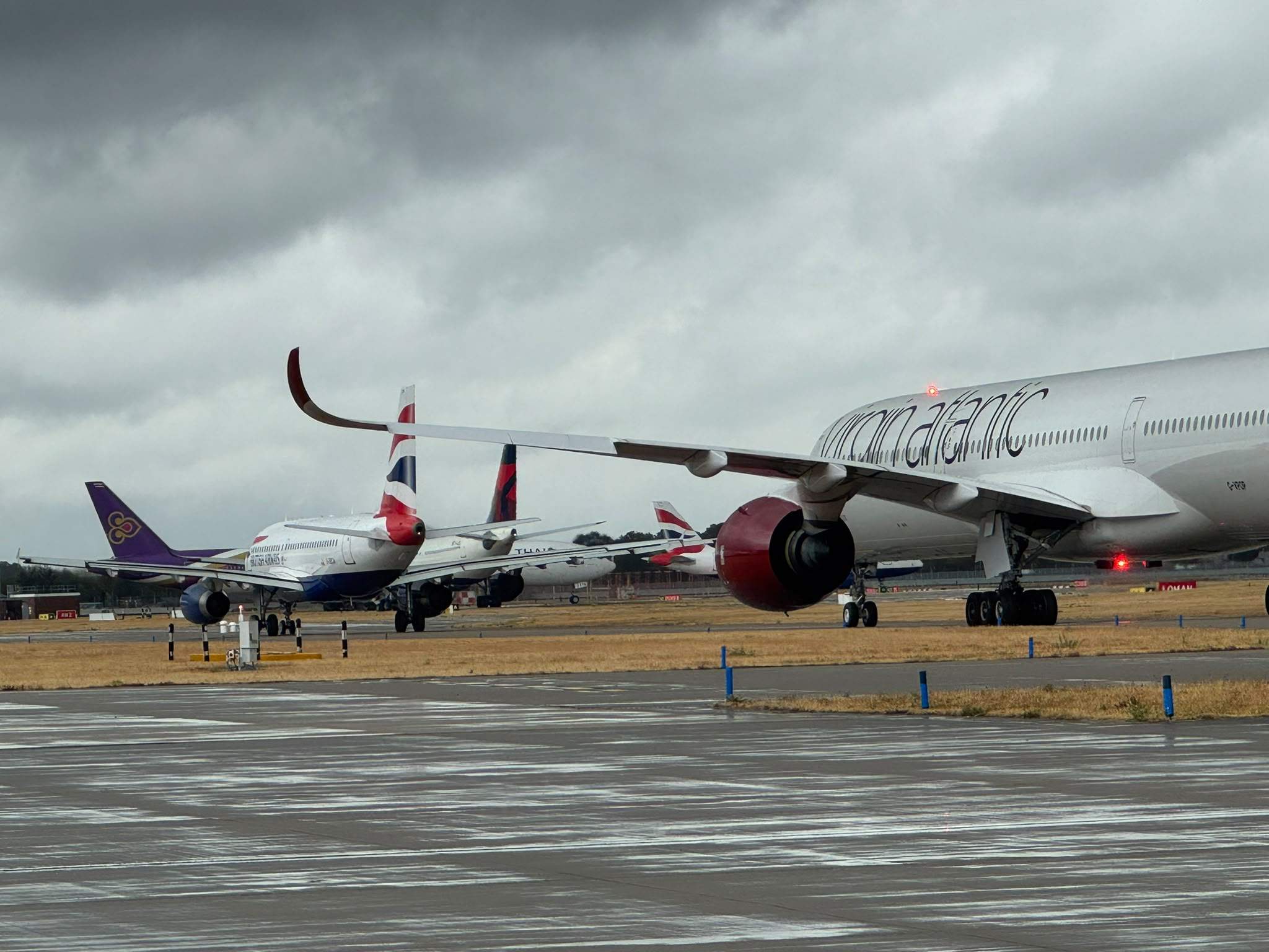 Aeroportul Londra Heathrow, blocat la decolări de peste o oră. Niciun avion nu a mai plecat