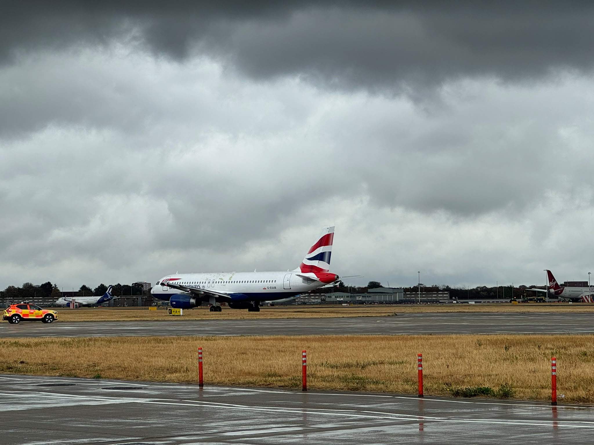 Aeroportul Londra Heathrow, blocat la decolări de peste o oră. Niciun avion nu a mai plecat