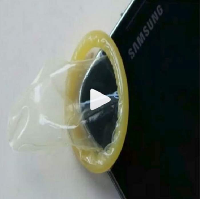 VIDEO / A pus un prezervativ pe telefon, iar ce a urmat a luat prin ... Prezervativ Folosit