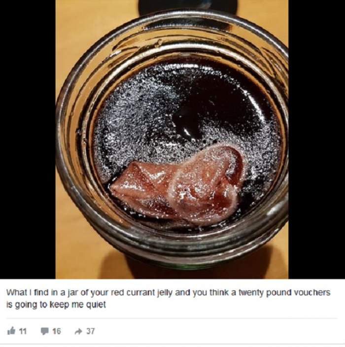 FOTO / Ce obiect scârbos a apărut în paharul cu suc ...
 Prezervativ Folosit