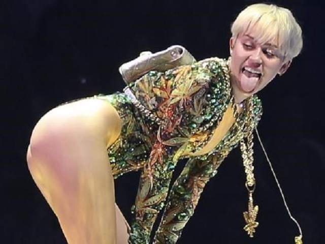 În Mexic, Miley Cyrus a apărut pe scenă cu un penis din plastic pe față - Miley Cyrus și penis