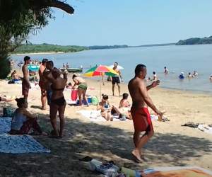 Plaja sălbatică din România, situată la 70 de km de București. Nu mai faci trei ore până la Constanța! Unde găsești ”marea fără valuri”